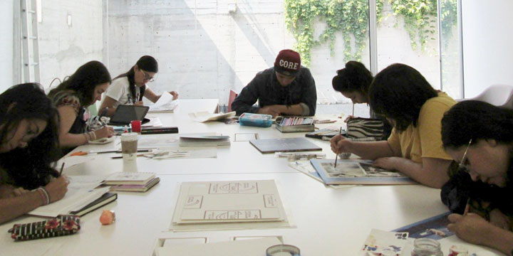 de paseo por coyoacan curso alumnos trabajando dibujando pintando bocetos